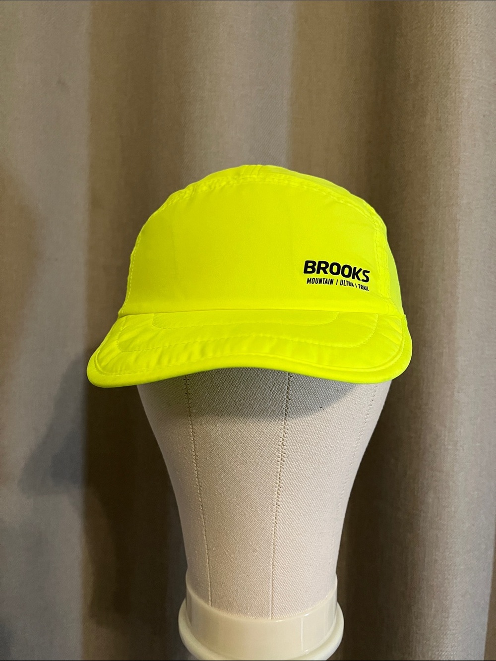 Unisex Brooks Running cap.
